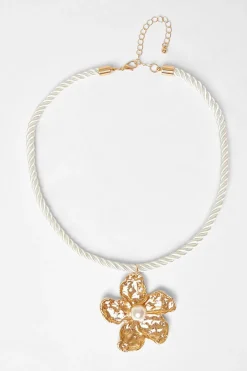Quiz Gold Flower Pendant Necklace