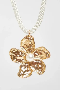 Quiz Gold Flower Pendant Necklace